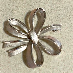 Vintage Crown Trifari brushed and polished silver tone bow broach (595)
